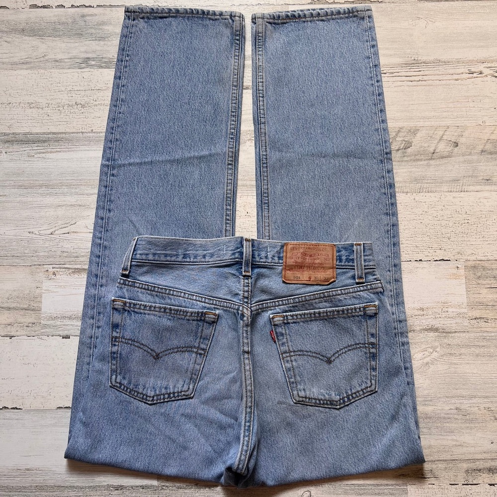 VINTAGE ‘90s LEVI’S 501 mid rise button fly